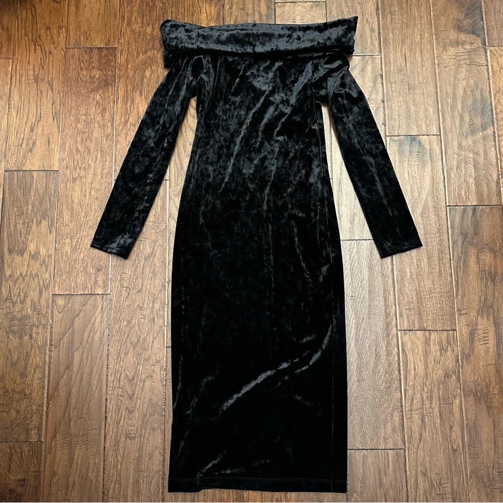 Long sleeve velvet black dress